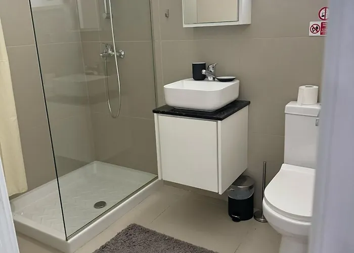 Dene Hollow 2 アパート